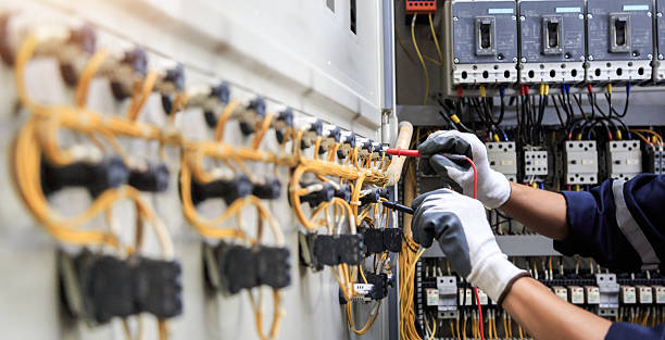 Professional Electrician technician working in Hamilton, IL